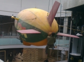 Монтаж макета дирижабля. Донецк, 2011г. Вес: 850 кг; габариты: диаметр 4м, длина 8м