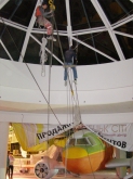 Монтаж макета самолета. Донецк, 2011г. Вес: 1500 кг; габариты: 11 на 13м